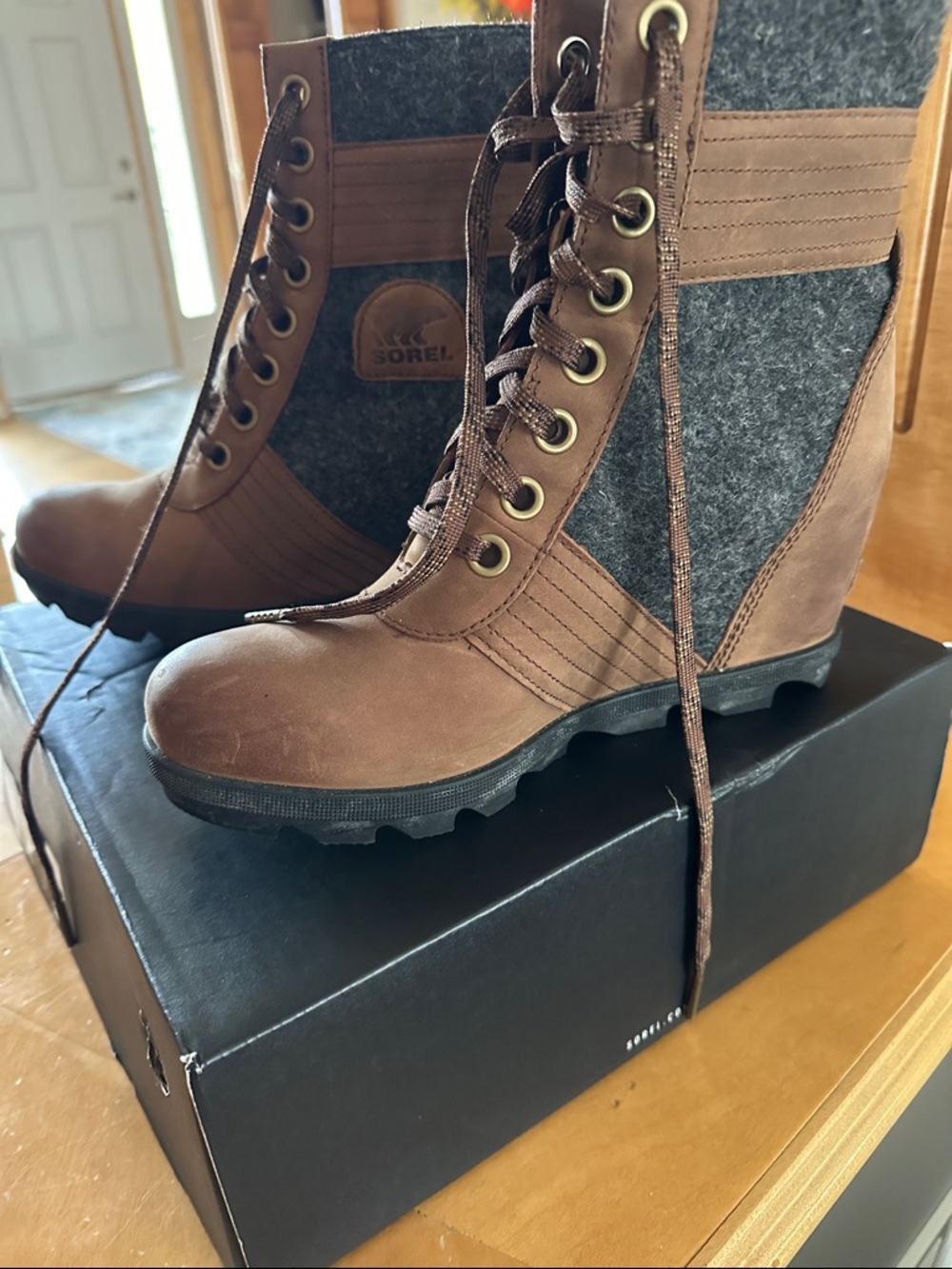 Sorel Joan of Arctic Wedge Brown Leather and Gray Wool Lace-Up Wedge Boots sz 9